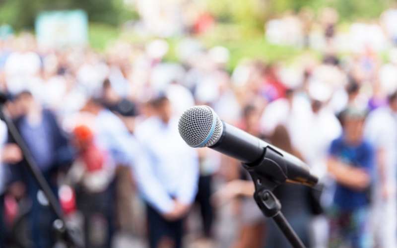 مهارات التعامل مع الجمهور والأداء المتميز للأعمال